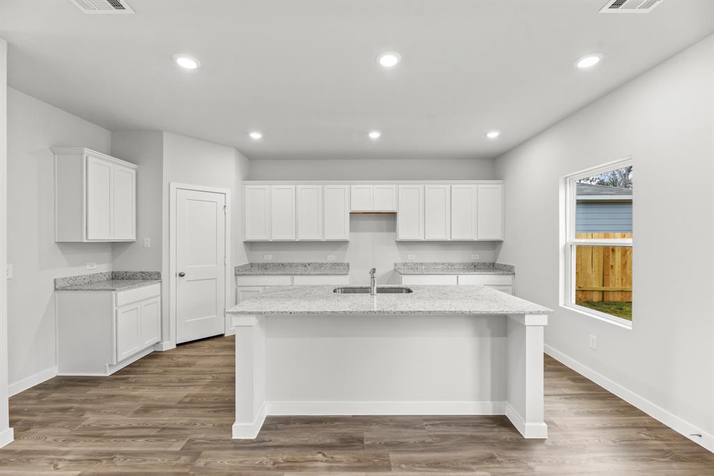10743 Red Flagstone Drive, Conroe, Texas image 3