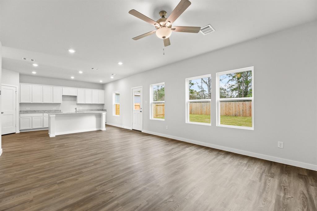 10743 Red Flagstone Drive, Conroe, Texas image 6