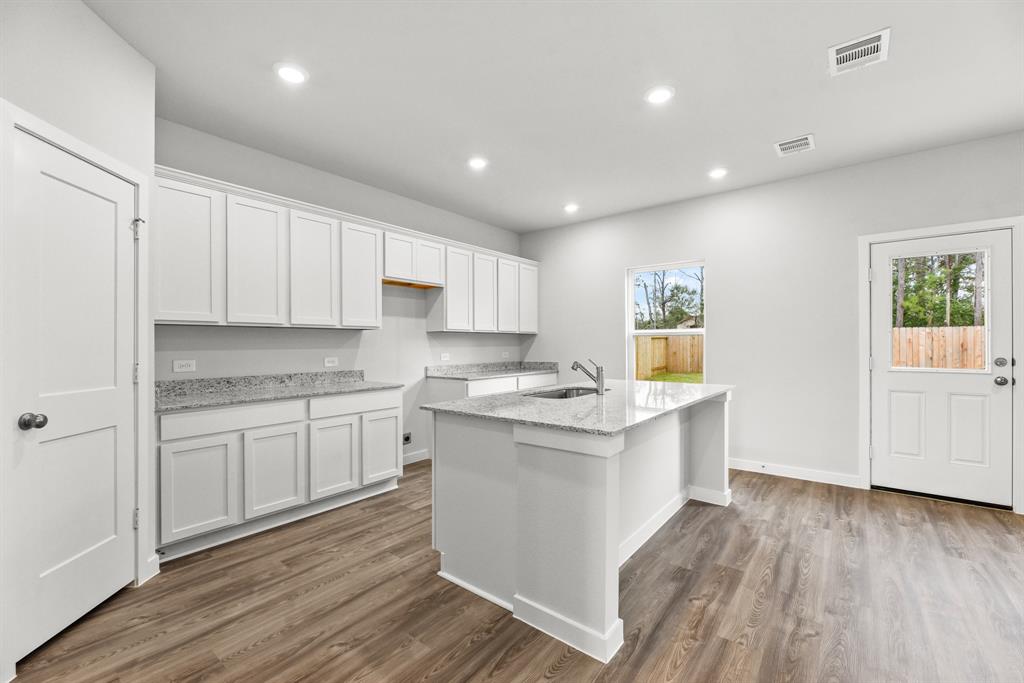 10743 Red Flagstone Drive, Conroe, Texas image 4