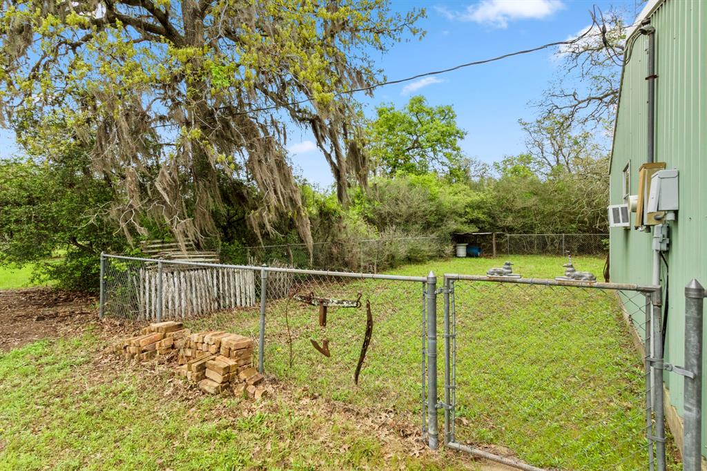 1031 Yearwood Lane, Columbus, Texas image 26