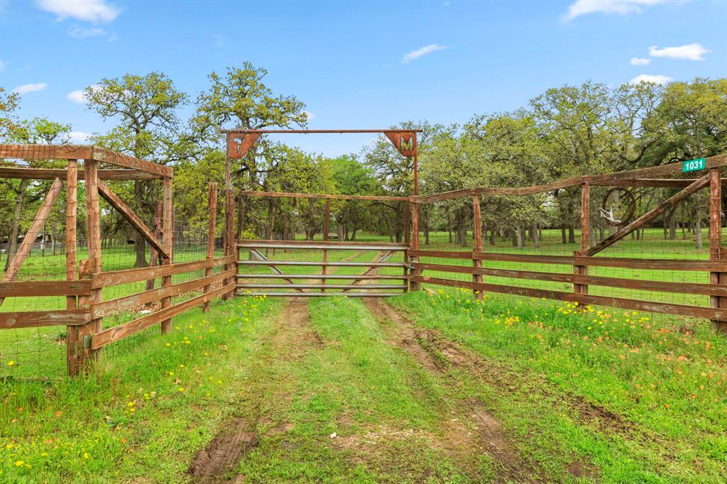 1031 Yearwood Lane, Columbus, Texas image 1