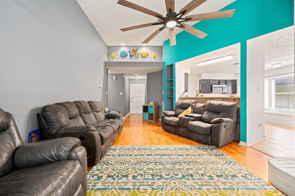 Photo of 327 Brompton Court, Highlands, TX 77562 (MLS # 45816077)