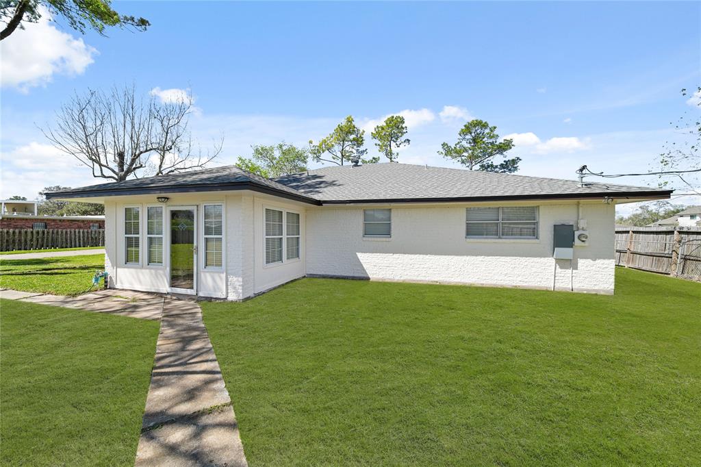 2105 Melanie Lane, Pearland, Texas image 18