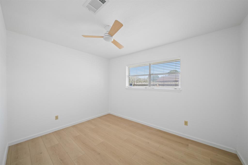 2105 Melanie Lane, Pearland, Texas image 12