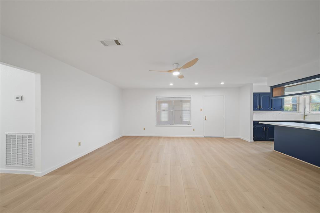 2105 Melanie Lane, Pearland, Texas image 3