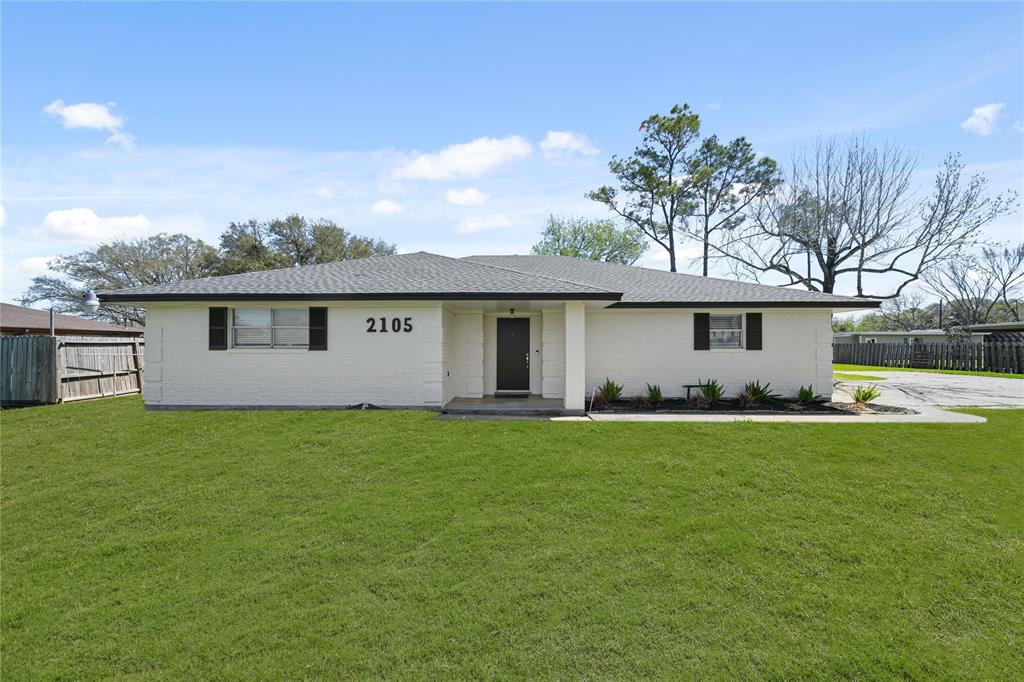 2105 Melanie Lane, Pearland, Texas image 1