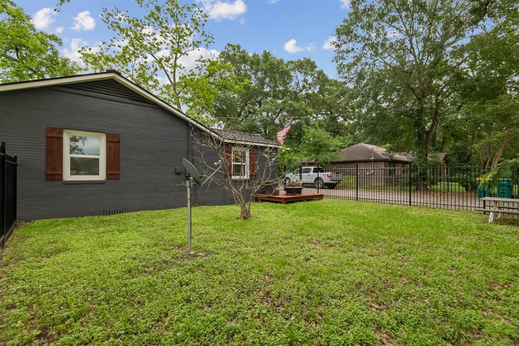 507 Silverdale Drive, Conroe, Texas image 24