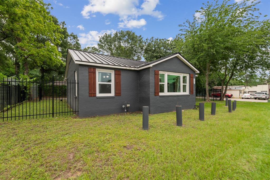 507 Silverdale Drive, Conroe, Texas image 2