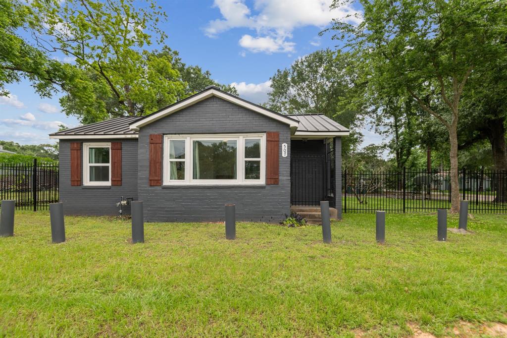 507 Silverdale Drive, Conroe, Texas image 1