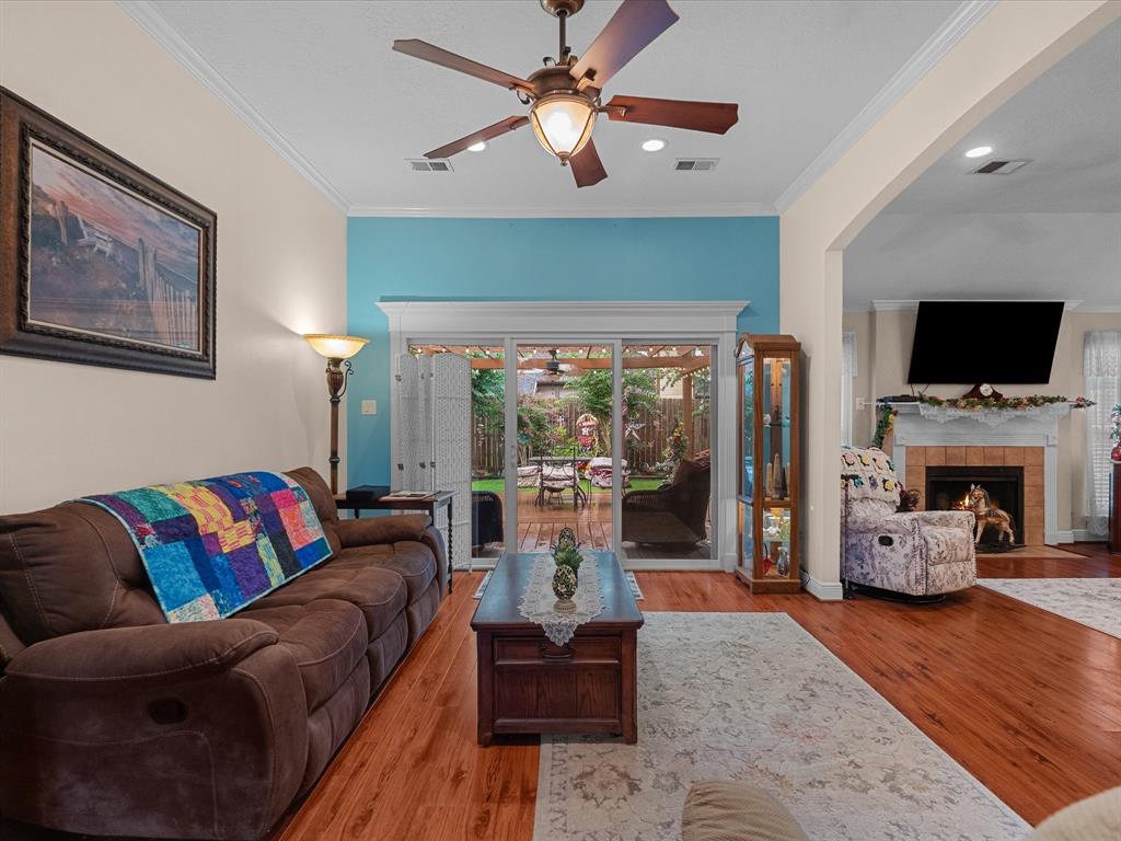 4823 Red Lantern Drive, Friendswood, Texas image 4
