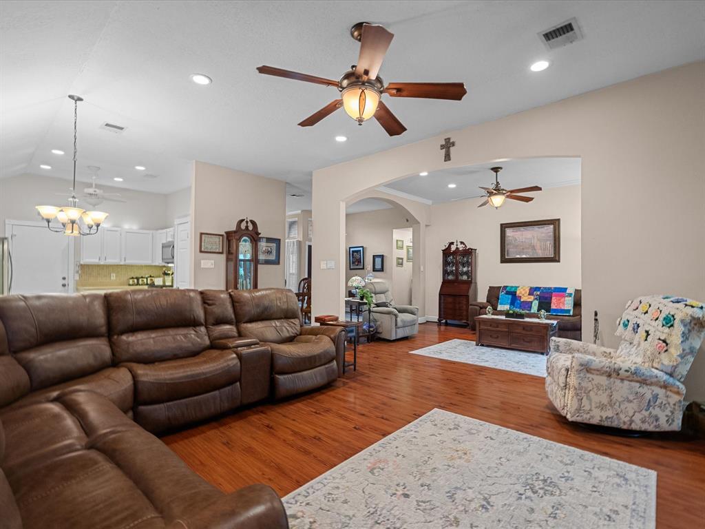 4823 Red Lantern Drive, Friendswood, Texas image 9