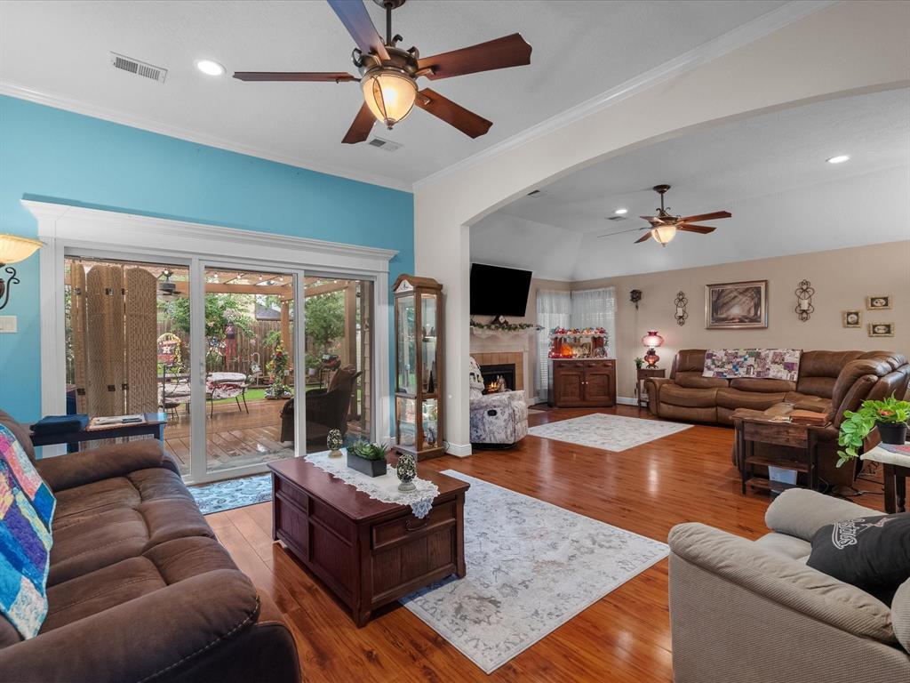 4823 Red Lantern Drive, Friendswood, Texas image 5