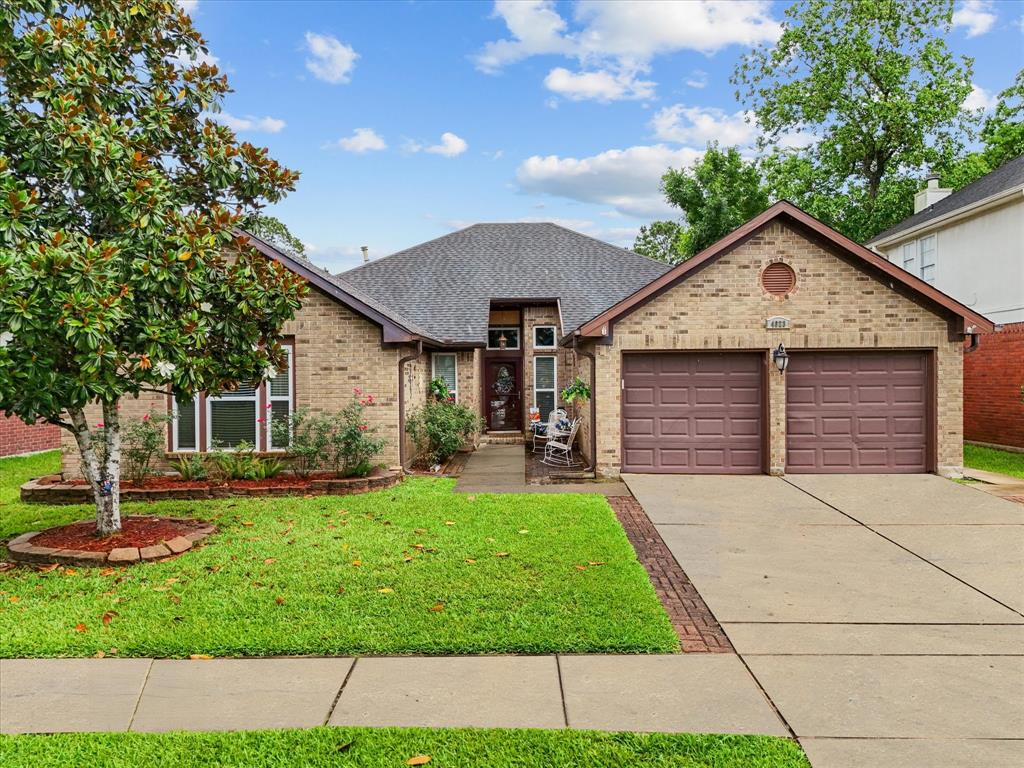 4823 Red Lantern Drive, Friendswood, Texas image 2