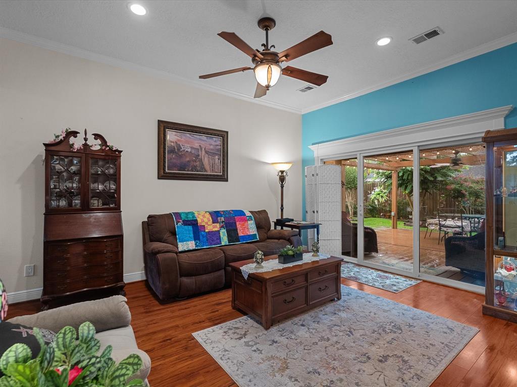4823 Red Lantern Drive, Friendswood, Texas image 6
