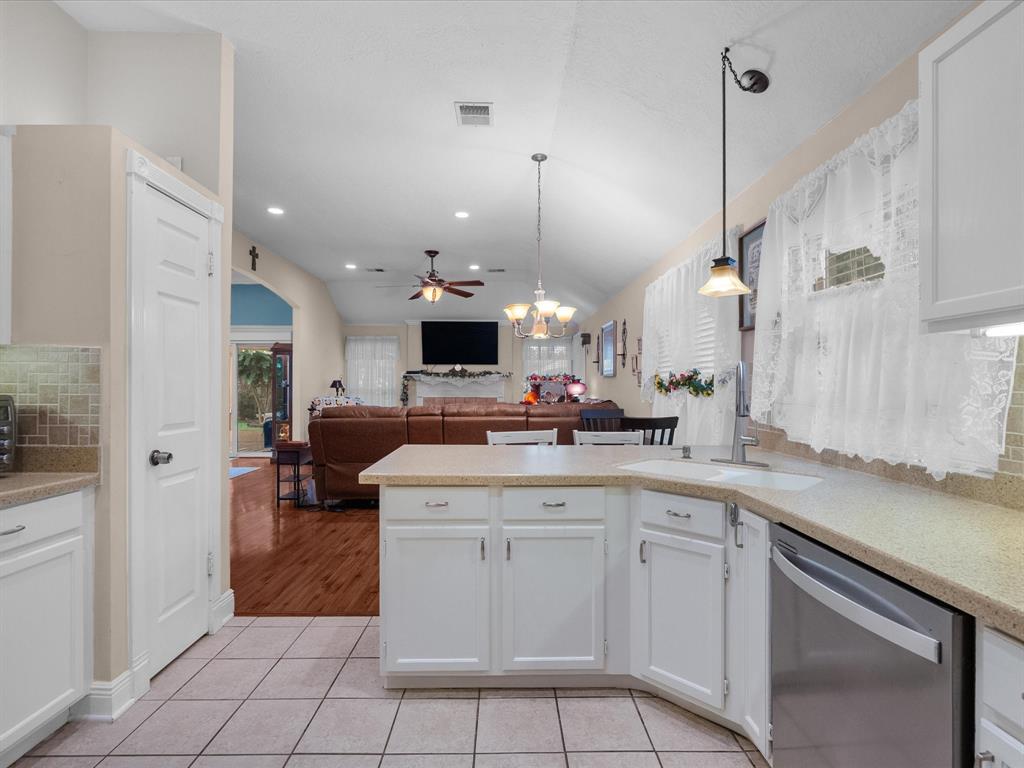 4823 Red Lantern Drive, Friendswood, Texas image 12
