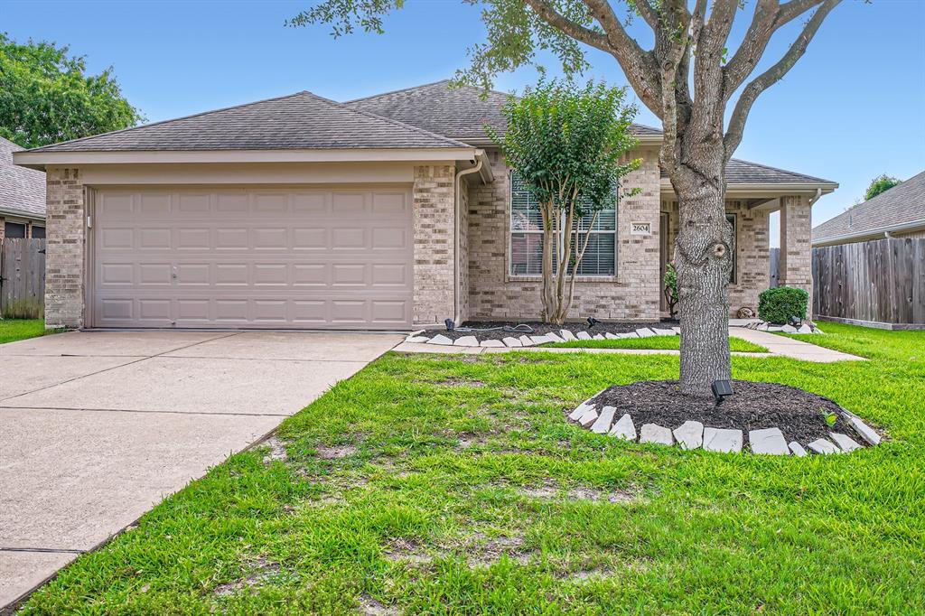 2604 Hewn Rock Way, Pearland, Texas image 2