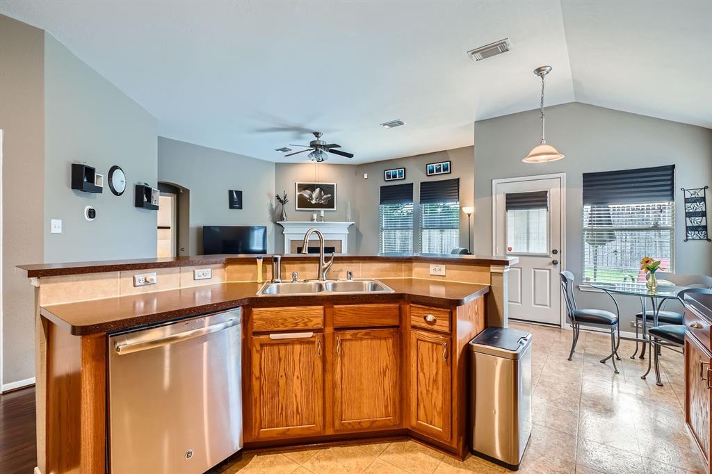 2604 Hewn Rock Way, Pearland, Texas image 11