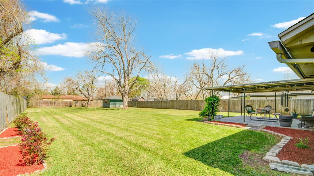 108 Southern Oaks Drive, Lake Jackson, Texas image 2