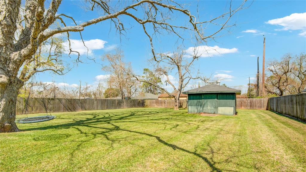 108 Southern Oaks Drive, Lake Jackson, Texas image 30