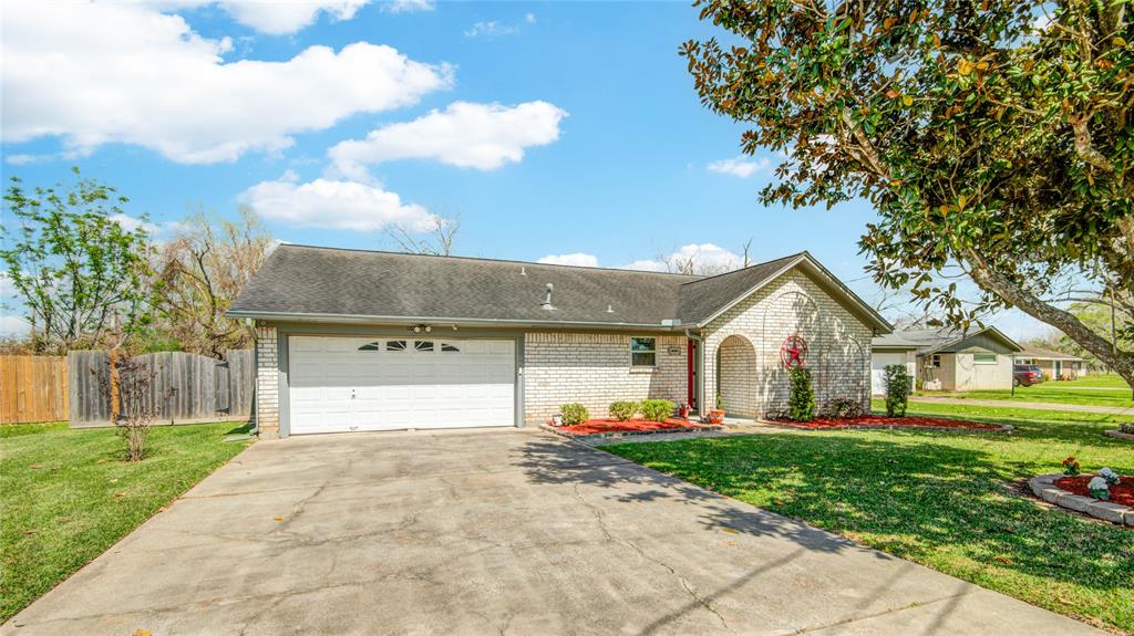 108 Southern Oaks Drive, Lake Jackson, Texas image 29