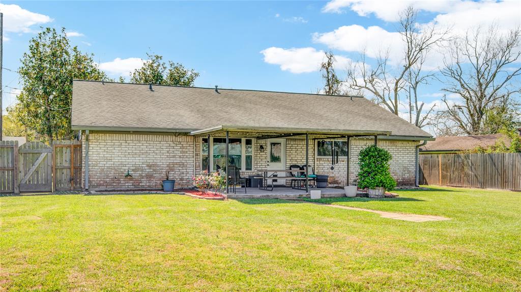 108 Southern Oaks Drive, Lake Jackson, Texas image 31