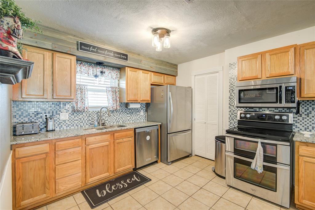 108 Southern Oaks Drive, Lake Jackson, Texas image 23