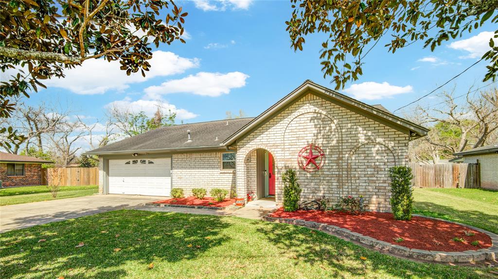 108 Southern Oaks Drive, Lake Jackson, Texas image 1