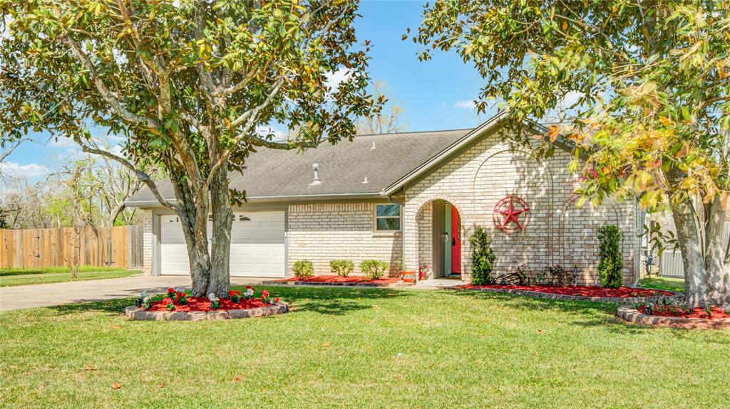 108 Southern Oaks Drive, Lake Jackson, Texas image 14