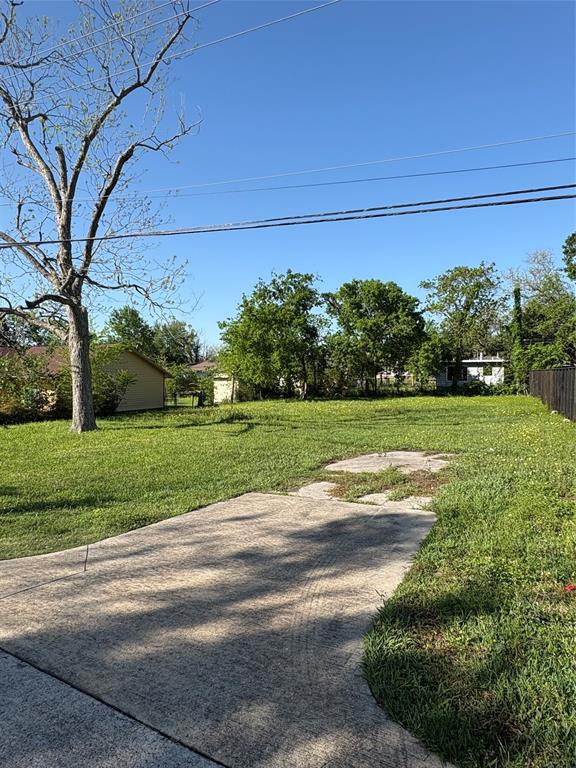 2001 Durrain Ferry Road, Baytown, Texas image 2