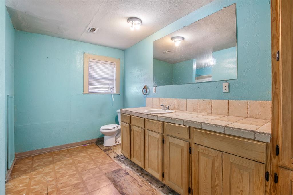100 E Austin Street, Luling, Texas image 16