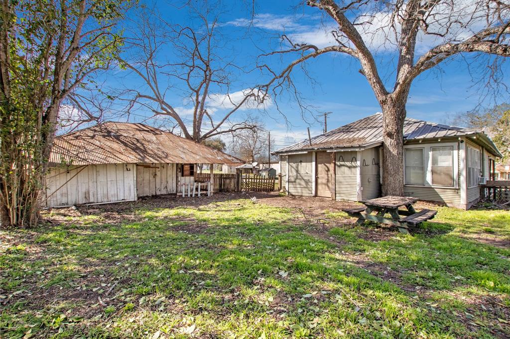100 E Austin Street, Luling, Texas image 9