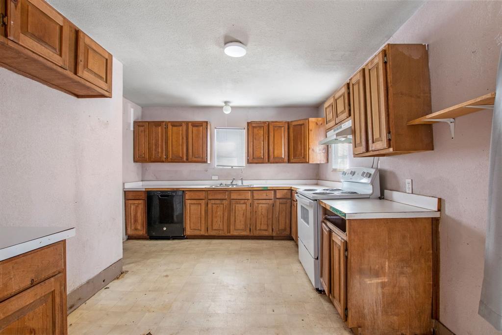 100 E Austin Street, Luling, Texas image 2