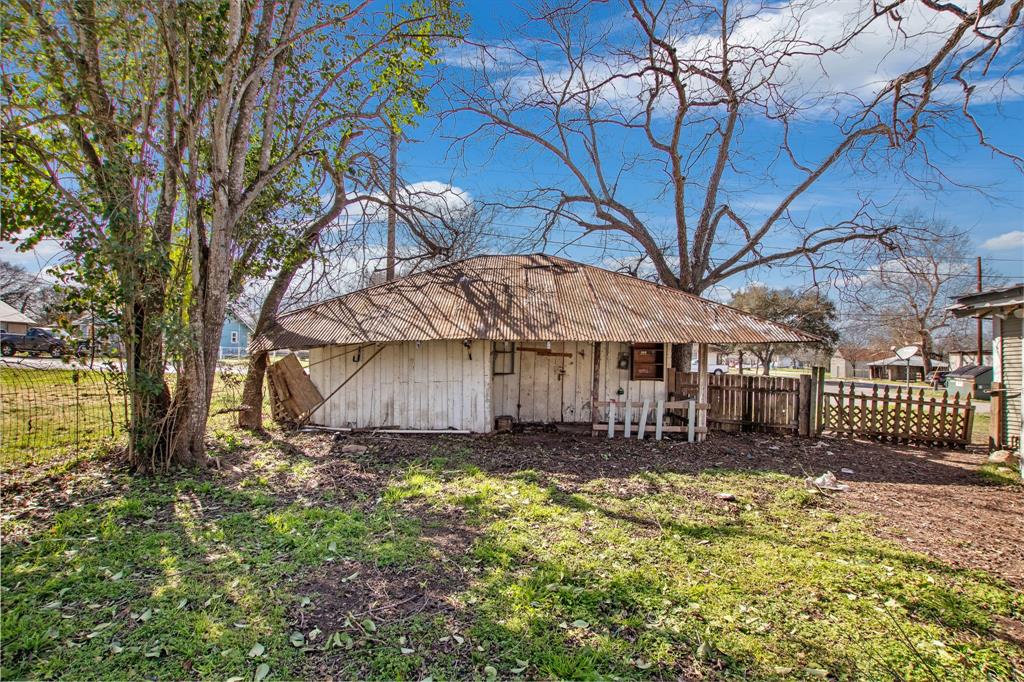 100 E Austin Street, Luling, Texas image 8