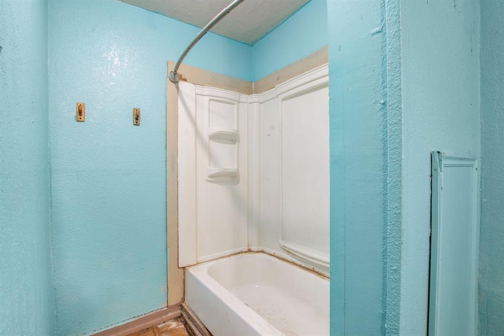 100 E Austin Street, Luling, Texas image 15