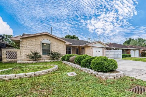 A home in South Houston