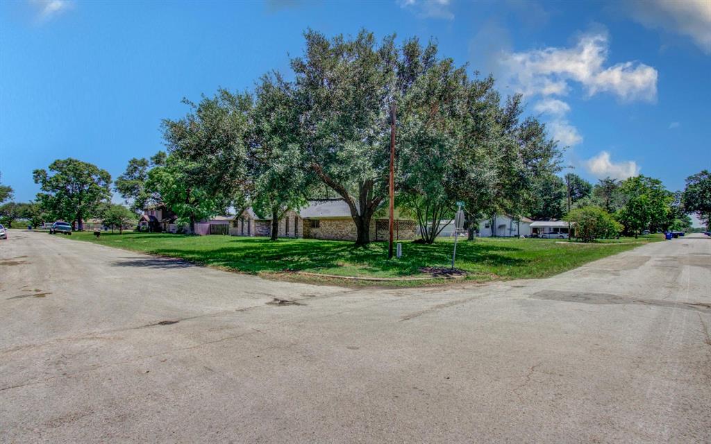 1002 Warwick Street, Eagle Lake, Texas image 4