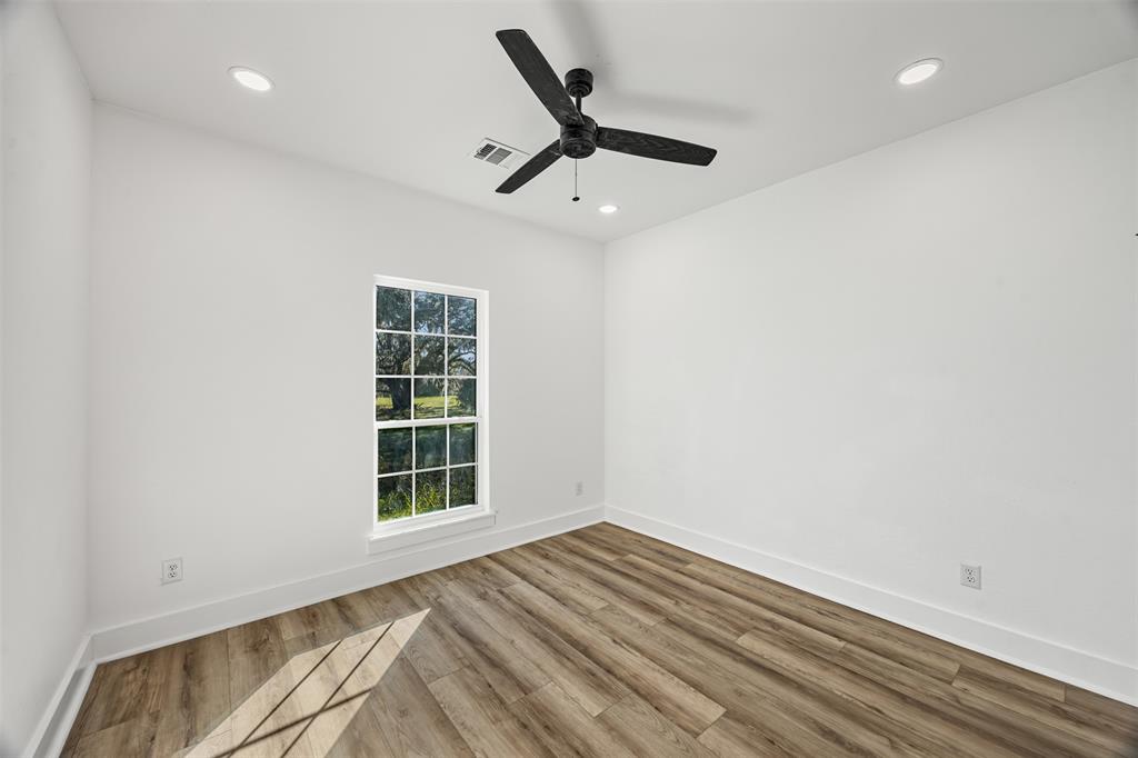 554 Six Gun Trail, Angleton, Texas image 28