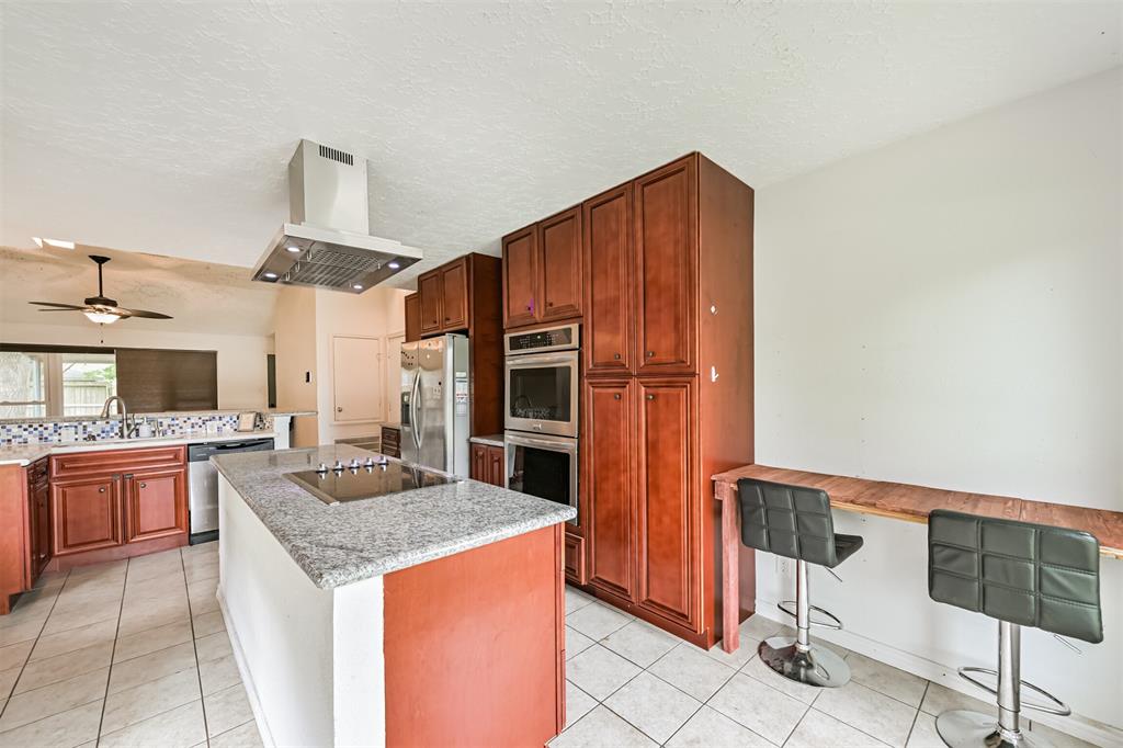 2914 Marlin Court, League City, Texas image 9