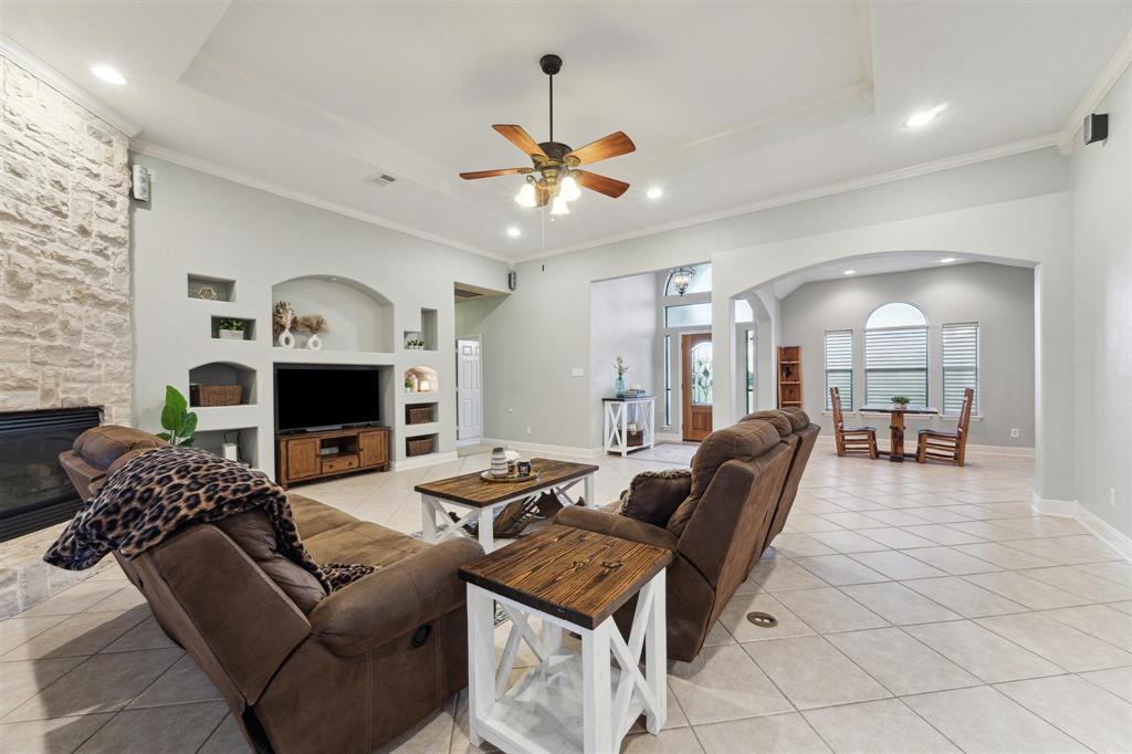 327 Lago Circle Drive, Santa Fe, Texas image 13