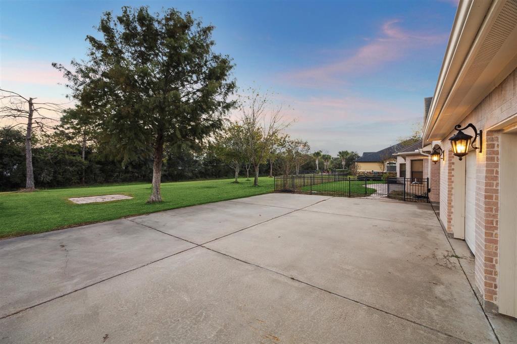 327 Lago Circle Drive, Santa Fe, Texas image 30