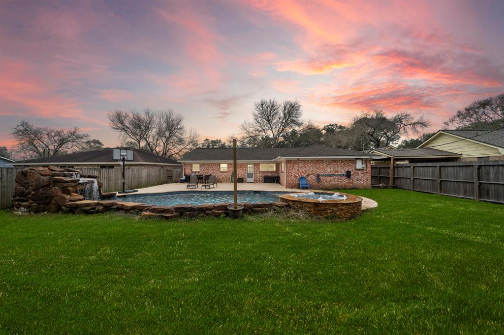 218 Englewood Drive, League City, Texas image 2