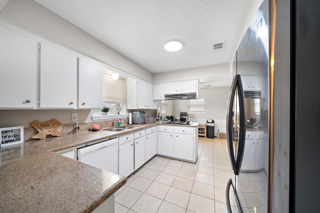 218 Englewood Drive, League City, Texas image 6