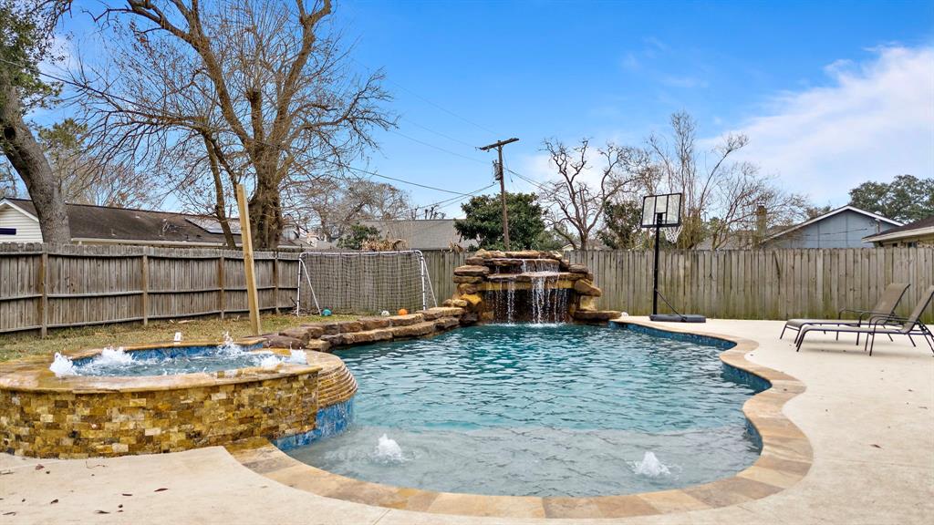 218 Englewood Drive, League City, Texas image 1