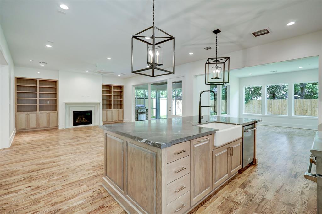 1243 Candlelight Lane, Houston, Texas image 22