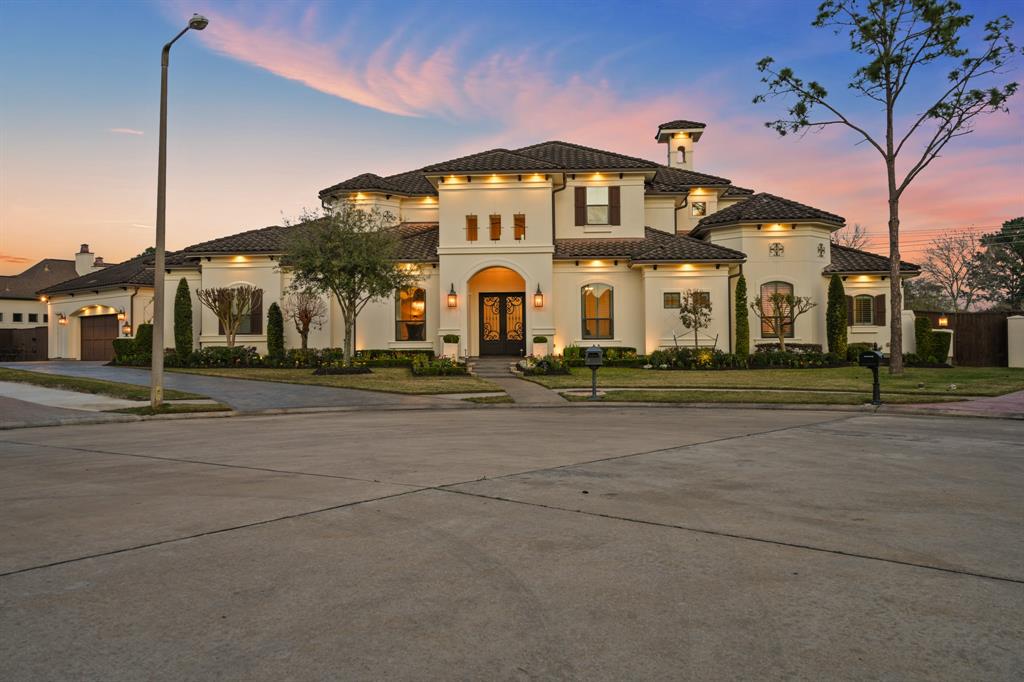 213 Los Frailes Drive, Friendswood, Texas image 1