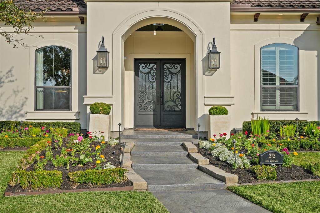 213 Los Frailes Drive, Friendswood, Texas image 2