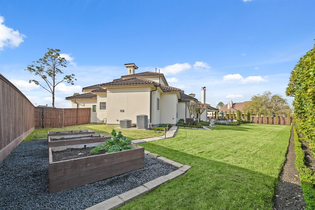 213 Los Frailes Drive, Friendswood, Texas image 26