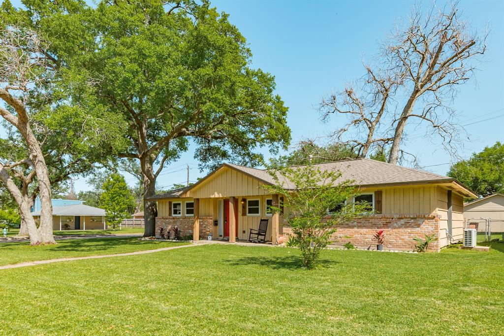 105 Mulberry Street, Lake Jackson, Texas image 2