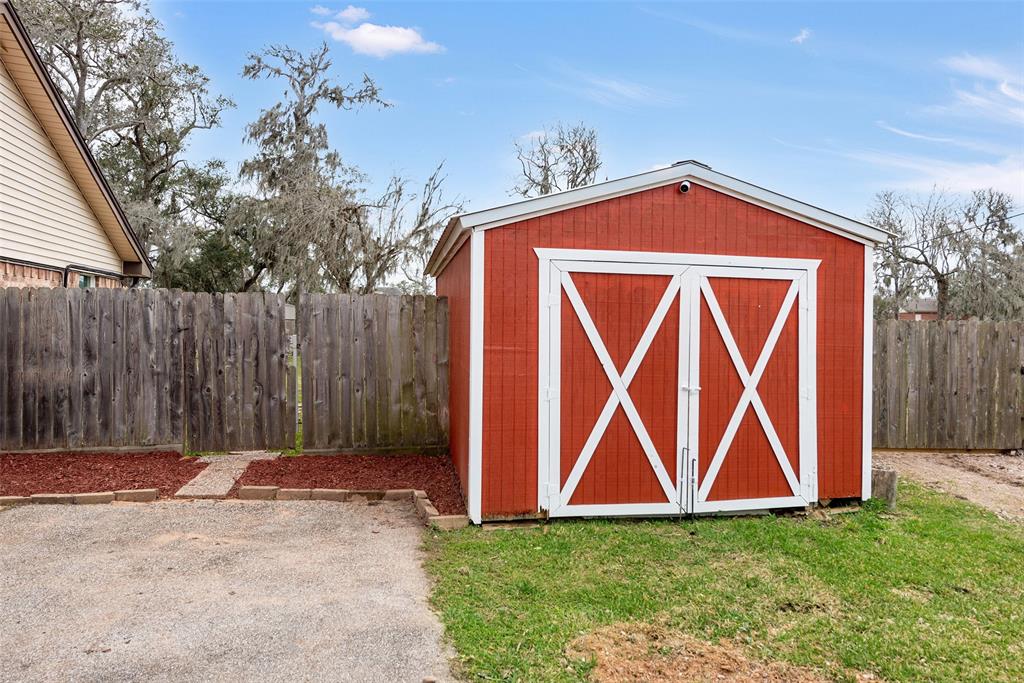 108 Deer Trail, Lake Jackson, Texas image 3