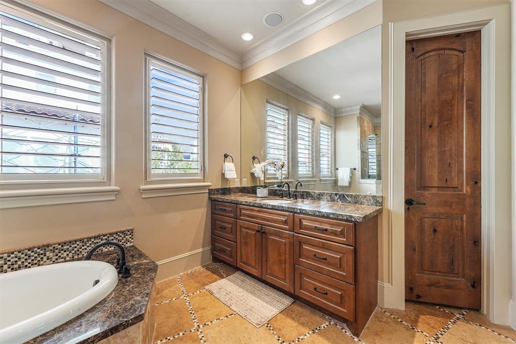 303 Calle Sevilla Place, Houston, Texas image 32